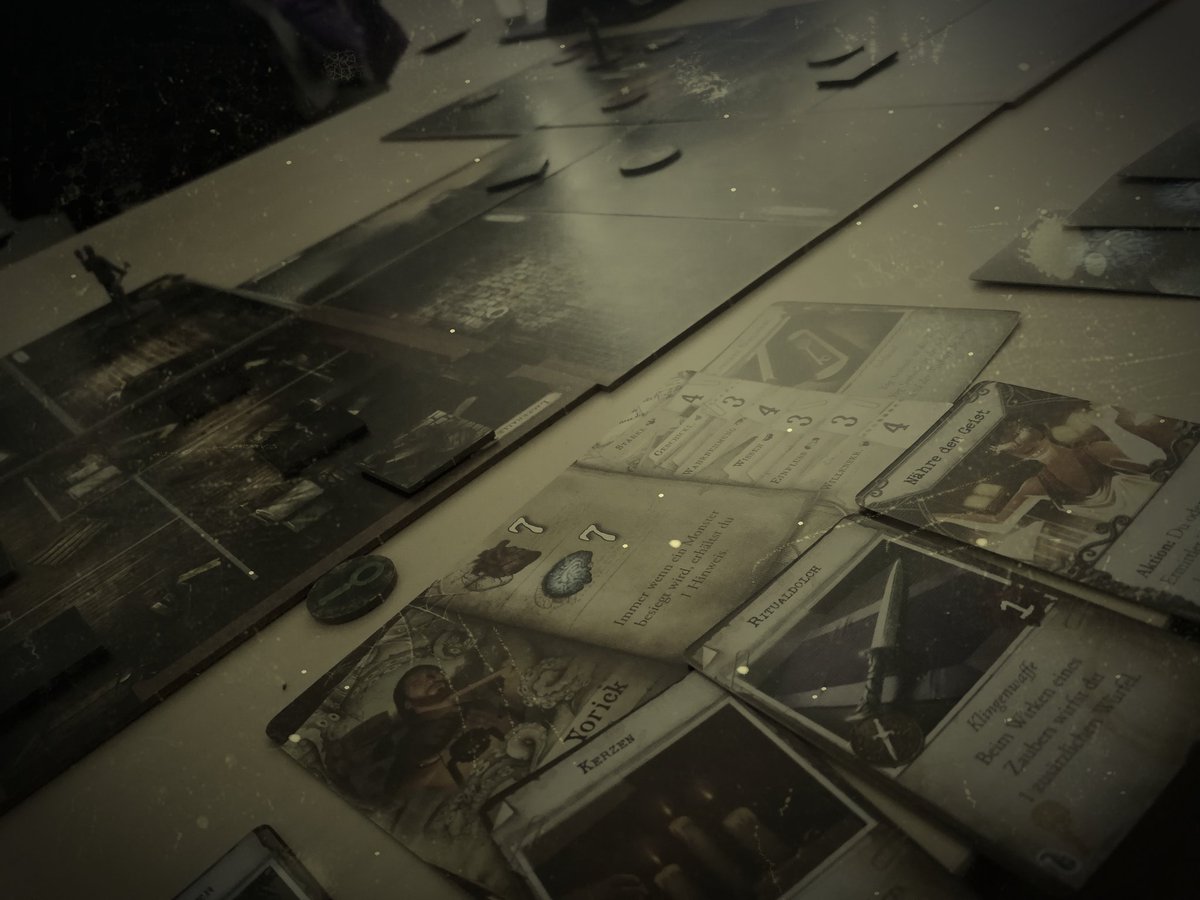 Cthuluid's tweet photo. Eine feine Runde Arkham Horror mit @Nisholda zum Nachmittag! 😍

Und danach wird heute Abend ab 19:30 mit @anexisgilde! 😈

Und morgen Abend wird gestreamed. Gibt einiges wichtiges zu besprechen, Folks... 🥺 https://t.co/YpxYM0s0xA