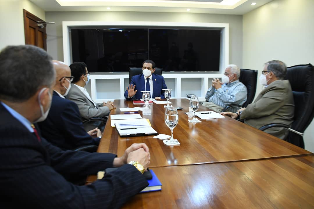 SaludPublicaRD's tweet photo. ⏺ En la reunión, los miembros de #ARAPF le entregaron al titular del #MSP un ejemplar del primer Manual de Buenas Prácticas para la industria farmacéutica dominicana, con la finalidad de aportar y orientar a través de una guía, el trabajo del sector farmacia. https://t.co/VbQigfUQw2