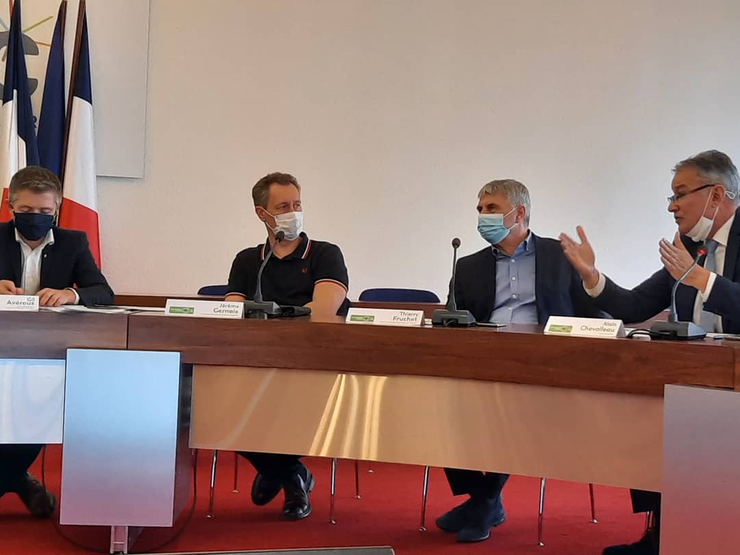 EmmaThillet's tweet photo. @GilAverous, présentait ce jour un point d'étape du plan de relance de @Chateauroux36 aux côtés des partenaires de la construction et du BTP, et donc d'@chevolleaua, Directeur Général de Scalis, filiale du Groupe @polylogis qui investira 31M€ de travaux 🏗🏡🏠 https://t.co/3tKi4jLeR6