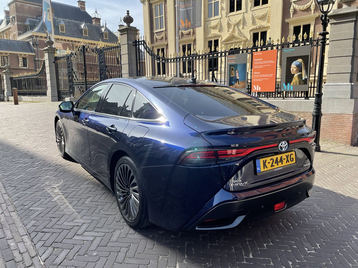 De eerste Waterstofauto bij het torentje! <a href="/ToyotaNL/">Toyota Nederland</a> <a href="/GuidoRoozekrans/">Guido Roozekrans</a> <a href="/gem_groningen/">Gemeente Groningen</a>