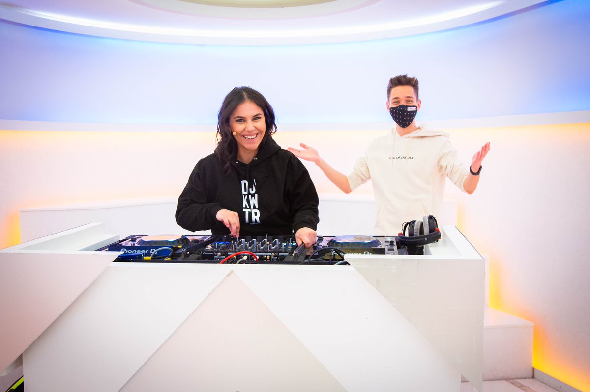 Een maand lang mocht ik <a href="/kawtarehl/">KawtarEhl</a> bij MNM.be mijn passie voor het DJen bijbrengen 🎧 Meer dan 60 berichtjes, 30 Facetime calls, 3 DJ-setjes &amp; énorm veel oefentijd later is DJ KWTR klaar om elke club te veroveren💪🏻 Proud DJ tutor! 😎