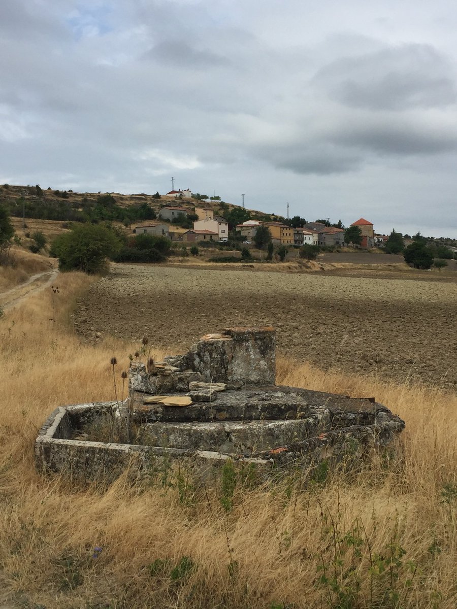 acuiferosguada's tweet photo. Foto denuncia de lo que no debería ser "Fuente La Narra - Armallones, quien te ha visto y quien te ve...", el ocaso de  una fuente por las malas praxis y el abandono del patrimonio. (A ver si podemos recuperarlo).
Tenemos que defender nuestro patrimonio. #españavaciada https://t.co/QoE0gXY4Kv
