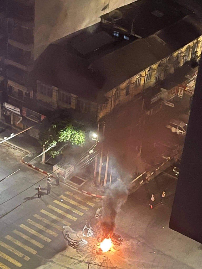 #HappeningNow armed security forces are smashing the car mirrors on the street, using slingshots breaking the mirrors at the houses, and burning the tires in the several residential areas at this late night in #Yangon — witnesses 

#WhatsHappeningInMyanmar #Mar31Coup #Myanmar