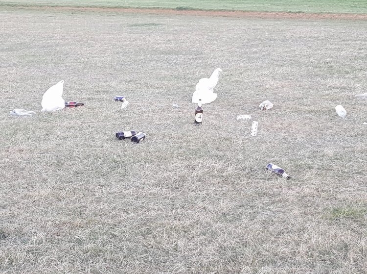 It is great to see so many people out enjoying the Heath during this warm spell 🌞 however, please can rubbish be disposed of correctly using the bins provided or by taking it home. We would be grateful if people could refrain from littering the Heath as seen below 👇