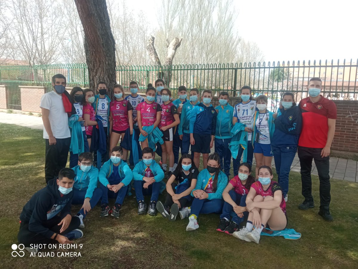 BmAulaCultural's tweet photo. Día de entreno y convivencia de nuestros equipos infantiles. El compañerismo y la relación mejoran las capacidades y el buen ambiente, algo imprescindible en un equipo deportivo y en un club. #espírituAula #escueladebalonmano #MueblesCastrillo @UEMC @LAsNONNA @Luanvi https://t.co/HlN61C0Evm