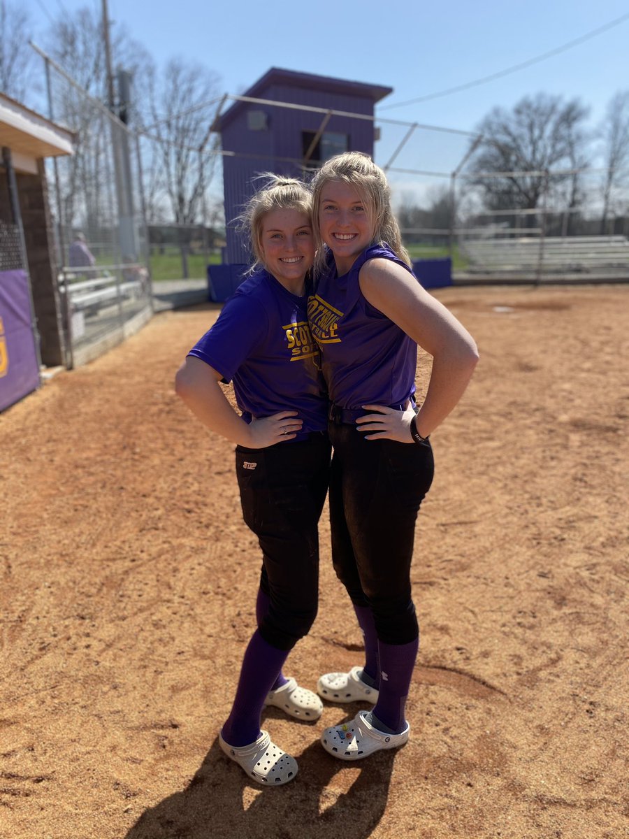 AshleyMartin_16's tweet photo. Last first game in purple and gold with sis! 💜💛 @ab_martin_16 https://t.co/X3jd4dng2r