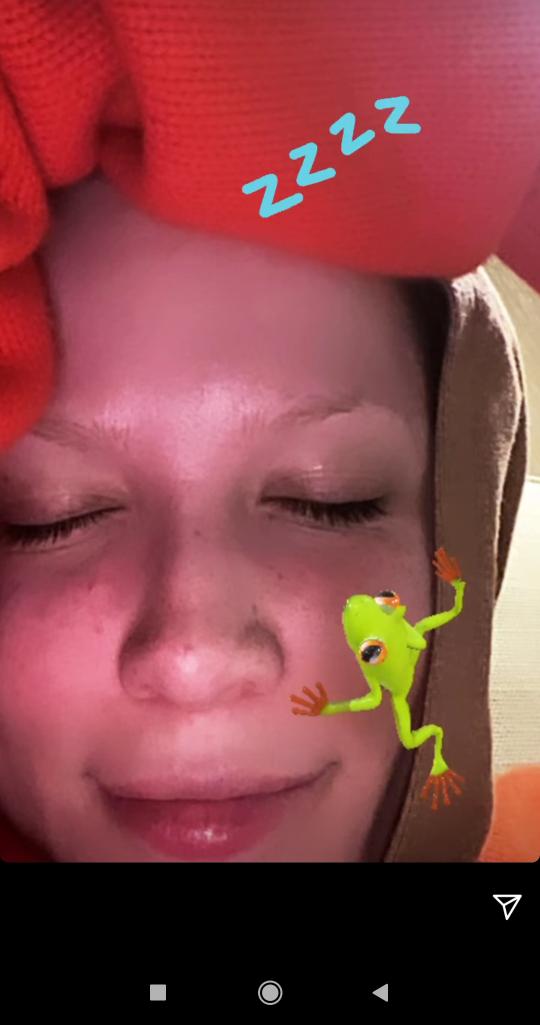 halsey sube una foto durmiendo y yo estoy como: quiero llorar porque este bebé dentro de poco tendrá un bebé ay mírenla es un angelito, alguien me explica cómo puede ser tan cute llorando llorando