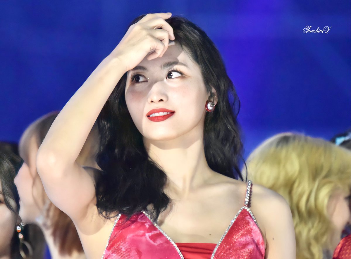 _sunshineV's tweet photo. 191225 가요대전 

#모모 #MOMO #TWICE @JYPETWICE https://t.co/9NHotKn67G