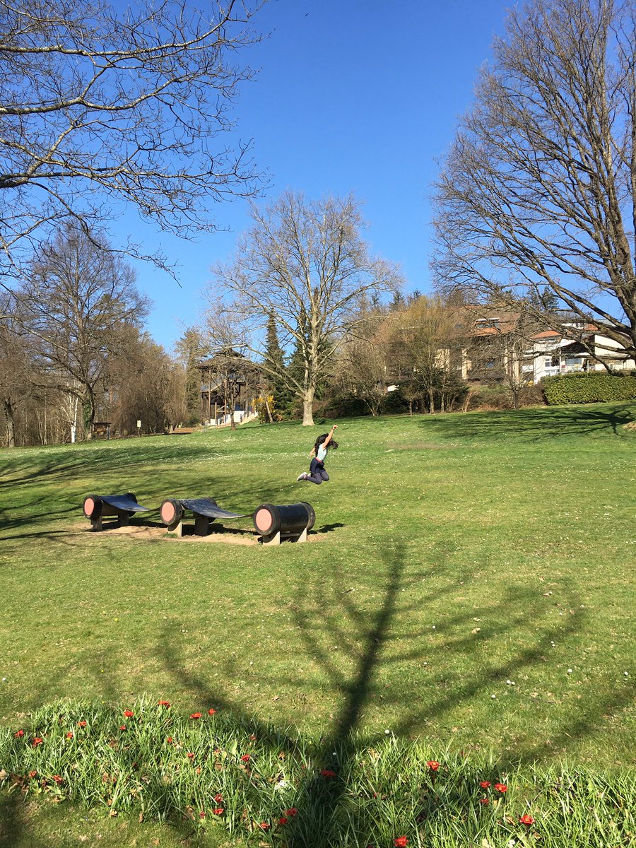 veronica_vania's tweet photo. Kurzer #spaziergang im Kurpark beim schönen Wetter☀️😎 ich sehe eine #superwoman 😅 https://t.co/GKVqtUyfoW