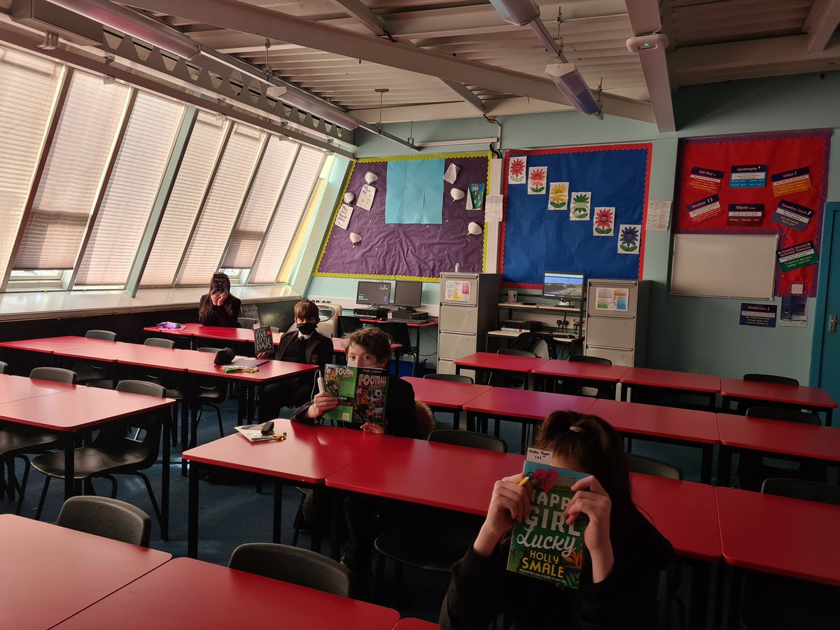CNHS_EngModLang's tweet photo. @CNHSMrsM Mrs Morrison's class received their #NLCReadtoSucceed books today. We are especially proud of the fantastic progress this class has made - well done everyone! 🥳👏📚 @CN_HS @LibraryCnhs https://t.co/ElEtUv6beQ