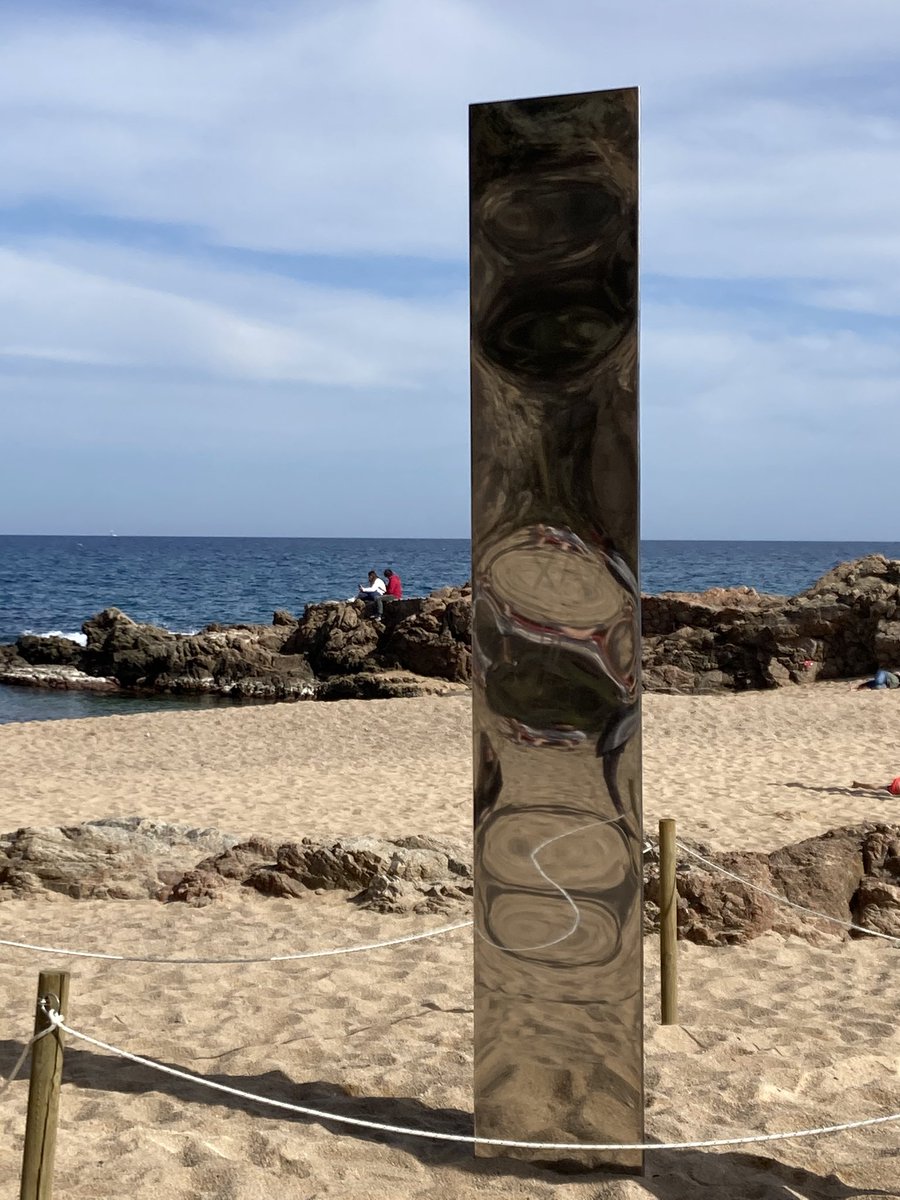MVilallonga's tweet photo. El pi ja hi era. El monòlit va aparèixer ahir.
He fet ambdues fotografies en el passeig d’aquesta tarda de dimecres sant.
#monòlit #SaConca #postalsdevacances https://t.co/zgshwQfacJ