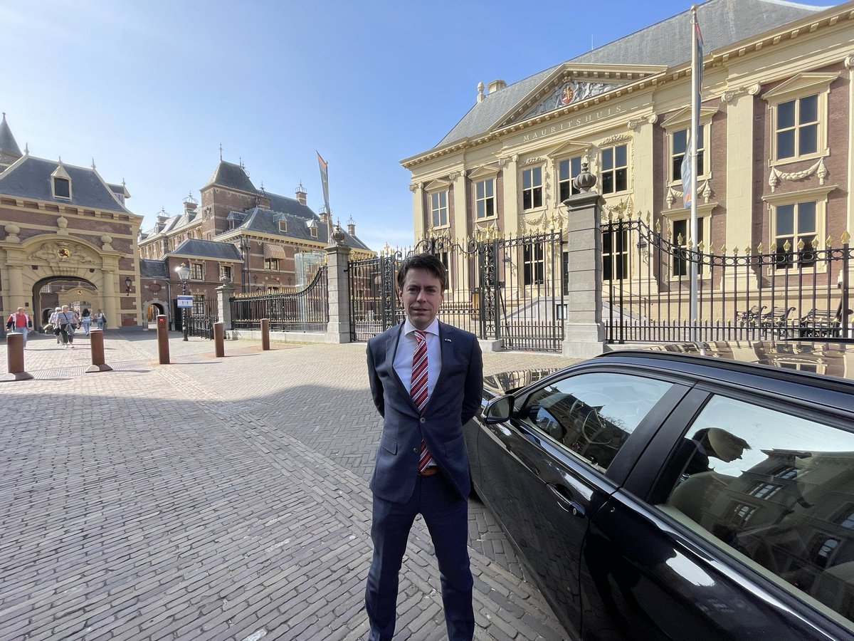 Kamerlid Chris Stoffer (met Urker stropdas <a href="/Gemeente_Urk/">Gemeente Urk</a> <a href="/SGPURK/">SGP-URK</a> <a href="/SGPnieuws/">SGP</a>) samen met zijn BMW bij het torentje.