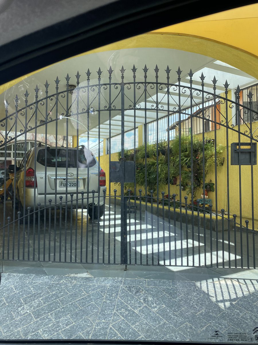 carolventurac's tweet photo. Hoje, após 20 anos entrei na casa que morei dos 0 aos 15, que sentimento de nostalgia! A vontade era de abraçar cada parede ❤️ https://t.co/iA2cZoB5n7