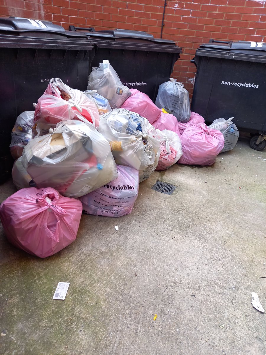 CoralTalbot's tweet photo. @SohaHousing FYI Fly tipping in Abingdon #flytipping #abingdon https://t.co/UiOLWbBmUp