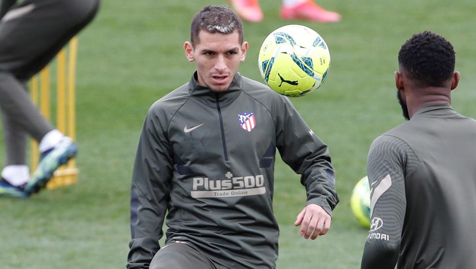 EnzoSeven7's tweet photo. Lucas Torreira suena fuerte en la vecina orilla. El jugador Charrúa luego del fallecimiento lamentablemente de su madre, desea estar más cerca de su familia y abre la posibilidad de su llegada a #BocaJuniors. https://t.co/XadCQuWenP