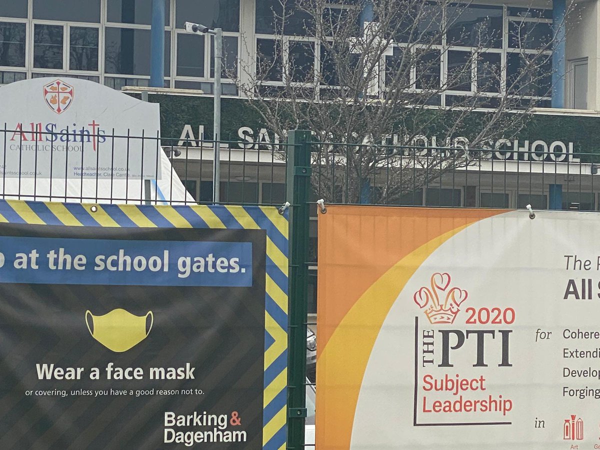 MPSBarkDag's tweet photo. Safer schools officer PC Pickering has today been on foot patrol around the vicinity of his schools as part of #OpBempton @lbbdcouncil 1548EA https://t.co/GFsw5y5mwQ