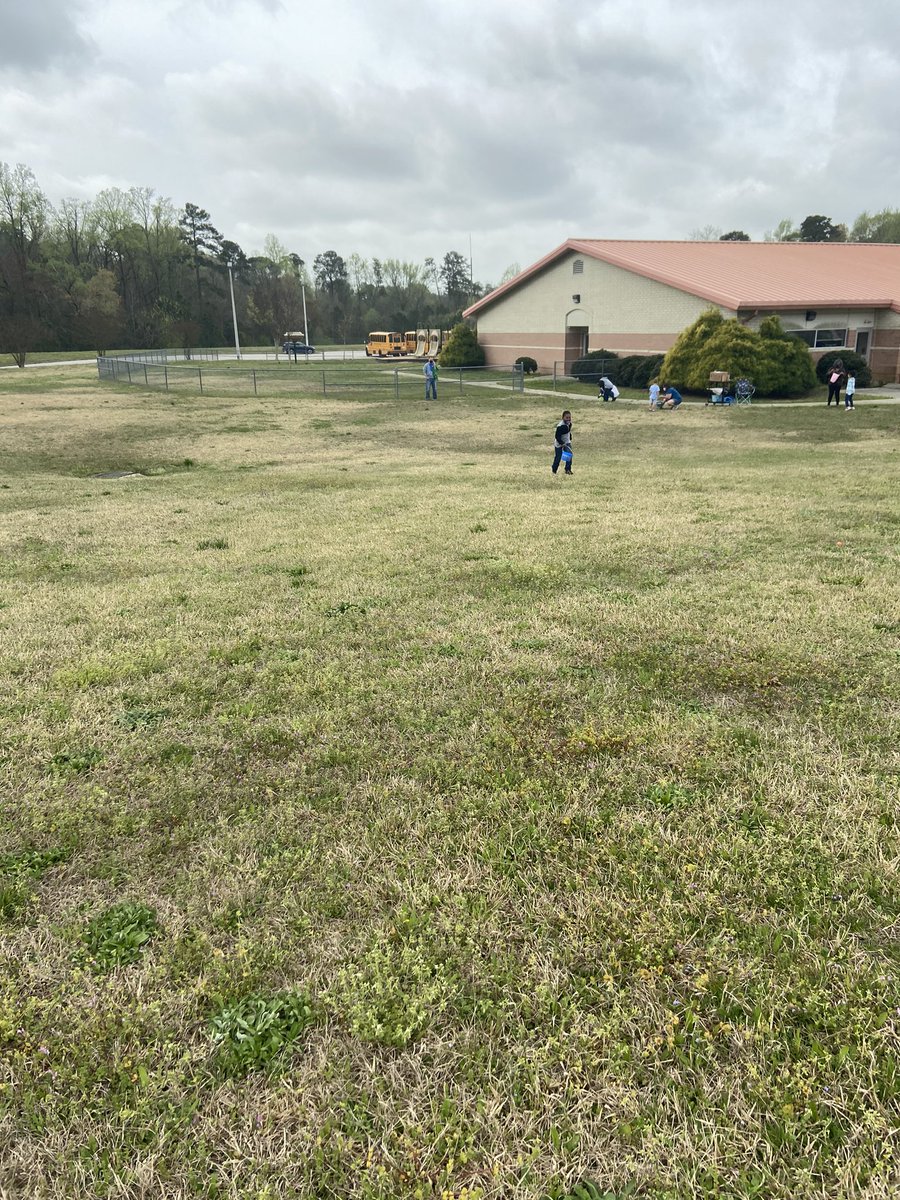 When the virtual k class get together for a socially distanced egg hunt! They definitely got in their steps today! All eggs 6+ feet apart! 🥚 🐣 🐰 <a href="/DixonRoadElem/">DixonRoadDragonflies</a> #VirtualKindergarten #eggcellenteaster #egghunt
