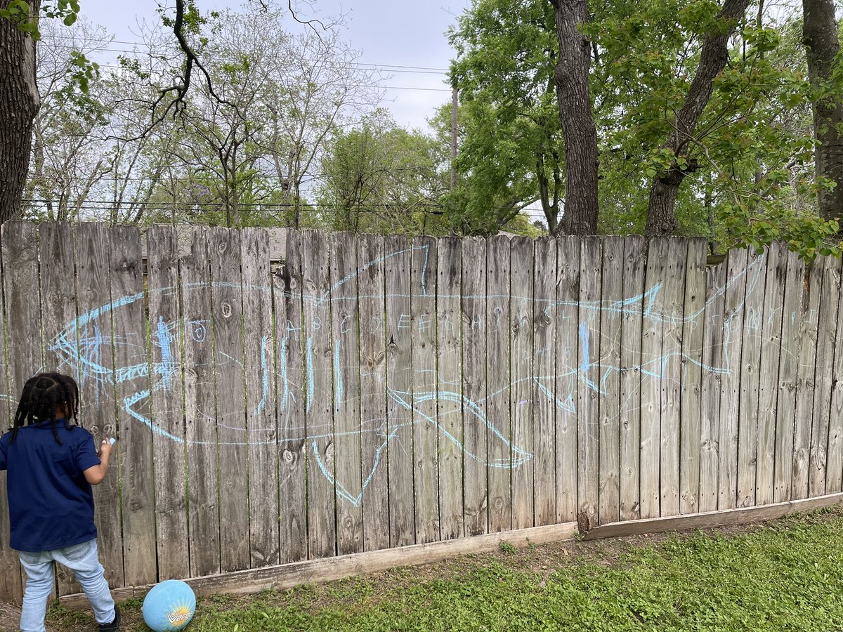 MCurryArt1's tweet photo. Outside drawing after school, my kids love art too! #artteacher #artschool #artistdad #fatherandsons #endangeredanimals #chalkart https://t.co/uV1gwBLIrB