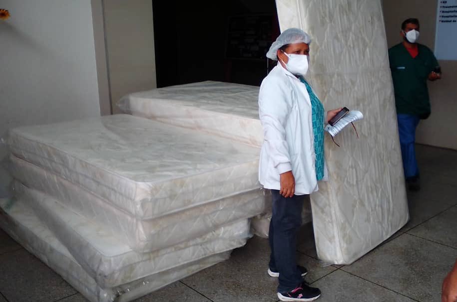 yelitzePSUV_'s tweet photo. En este momento hacemos entrega de insumos como camas y líquido desinfectante, para la dotación del Hospital Serres.

Esto con el fin de abrir nuevos espacios en este centro de salud, para la atención de pacientes #Covid_19 https://t.co/t40b4TW2JC
