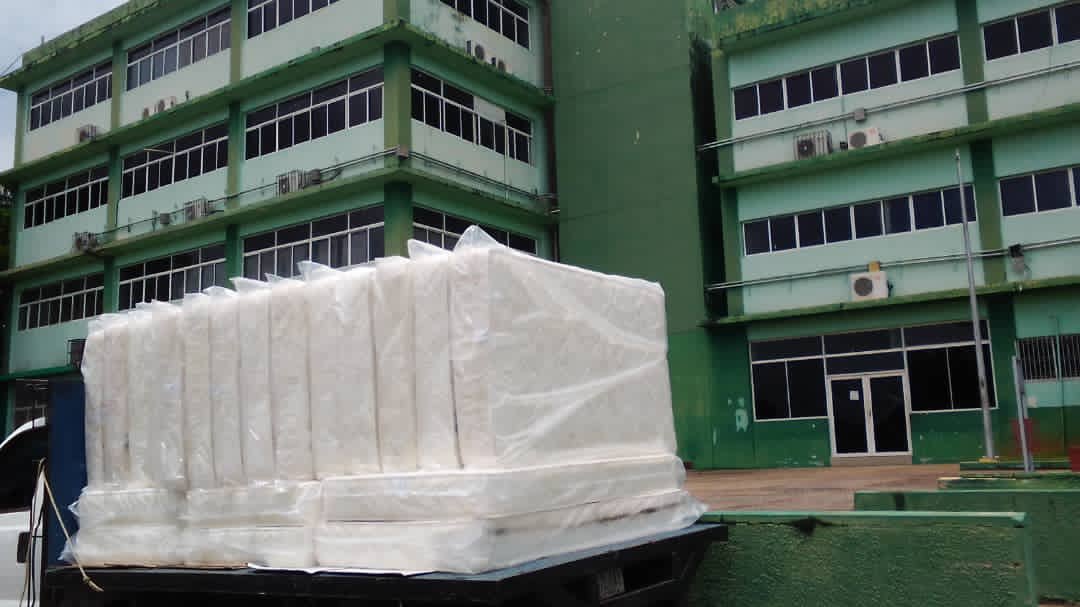 yelitzePSUV_'s tweet photo. En este momento hacemos entrega de insumos como camas y líquido desinfectante, para la dotación del Hospital Serres.

Esto con el fin de abrir nuevos espacios en este centro de salud, para la atención de pacientes #Covid_19 https://t.co/t40b4TW2JC