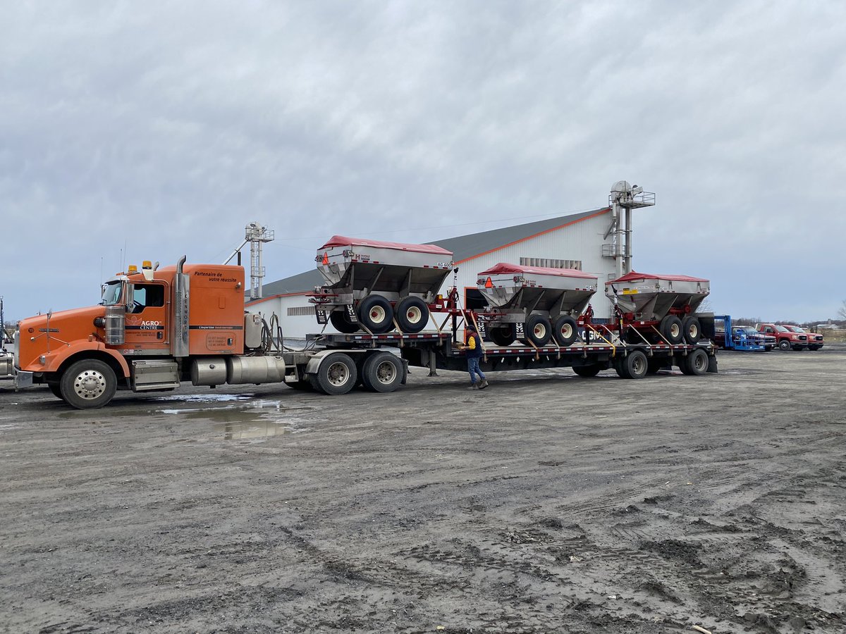 Djyaiphe's tweet photo. 3 new spreaders arrived today 👏
In time to fertilize this highly valuable 2021 Crop #CdnAg #AGSystem @agrocentre @GreenLea_Ag https://t.co/CYUMLQVSzu