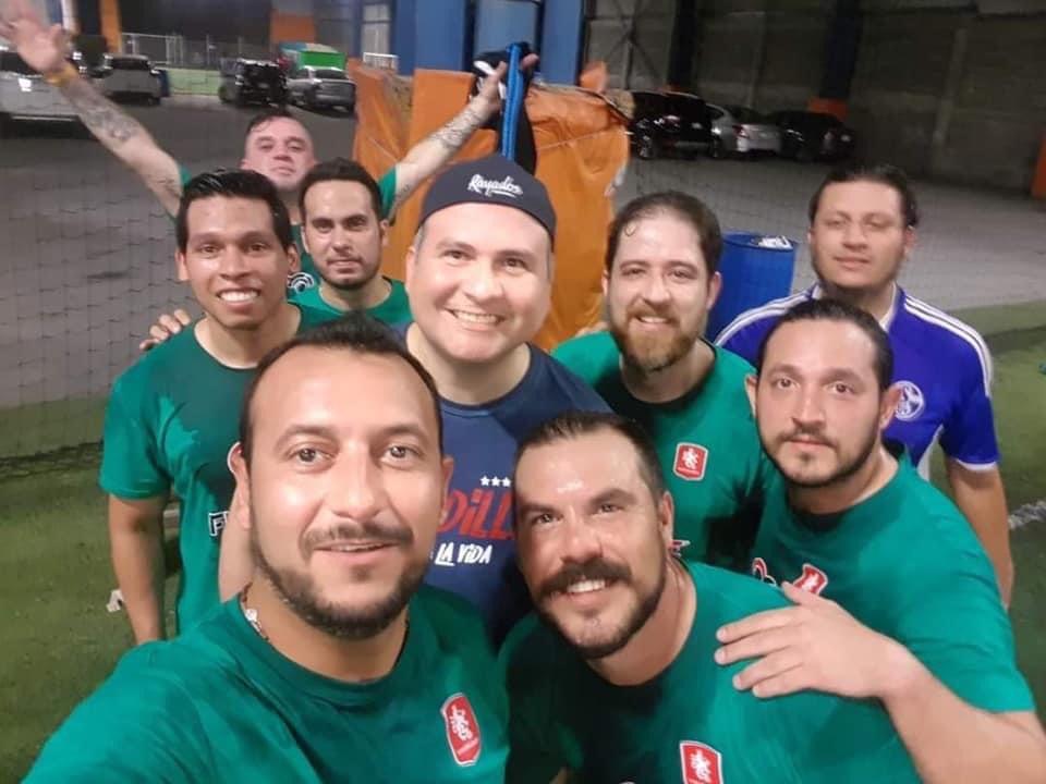 beto_hes's tweet photo. COMPARTAN PORFA. Es un amigo y no se sabe nada de él desde hace 12hrs, lo ultimó que se supo fueron audios que envió hace 12hrs diciendo que lo iban siguiendo unas camionetas. #Followmty #Monterrey #ZonaSur #mty #desaparecido #alertamonterrey
https://t.co/DiW1PkOOfT https://t.co/65eQEYFOZX