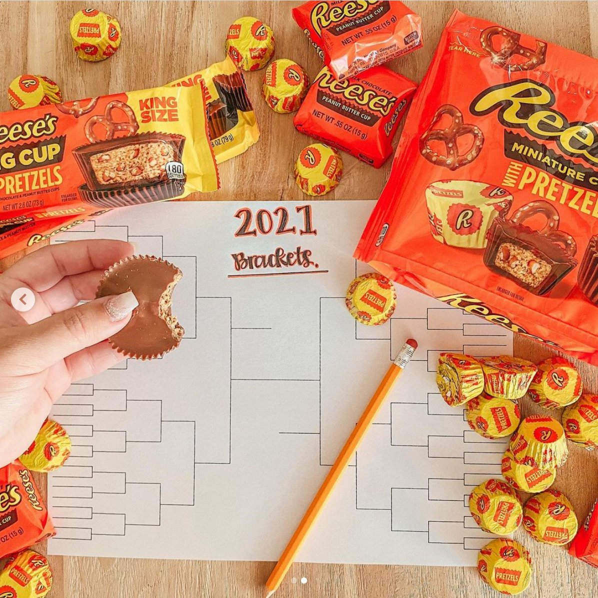 DonnaChaffins's tweet photo. Now this is the way to prep for the basketball tournament? #AD @wildishjess simply did it with NEW @REESES Miniatures with Pretzels &amp; REESE’S Big Cup with Pretzels #FoundAtWalmart #BiteIntoThisMadness https://t.co/v7Q1Qy1HMJ https://t.co/MvxGlwudtt