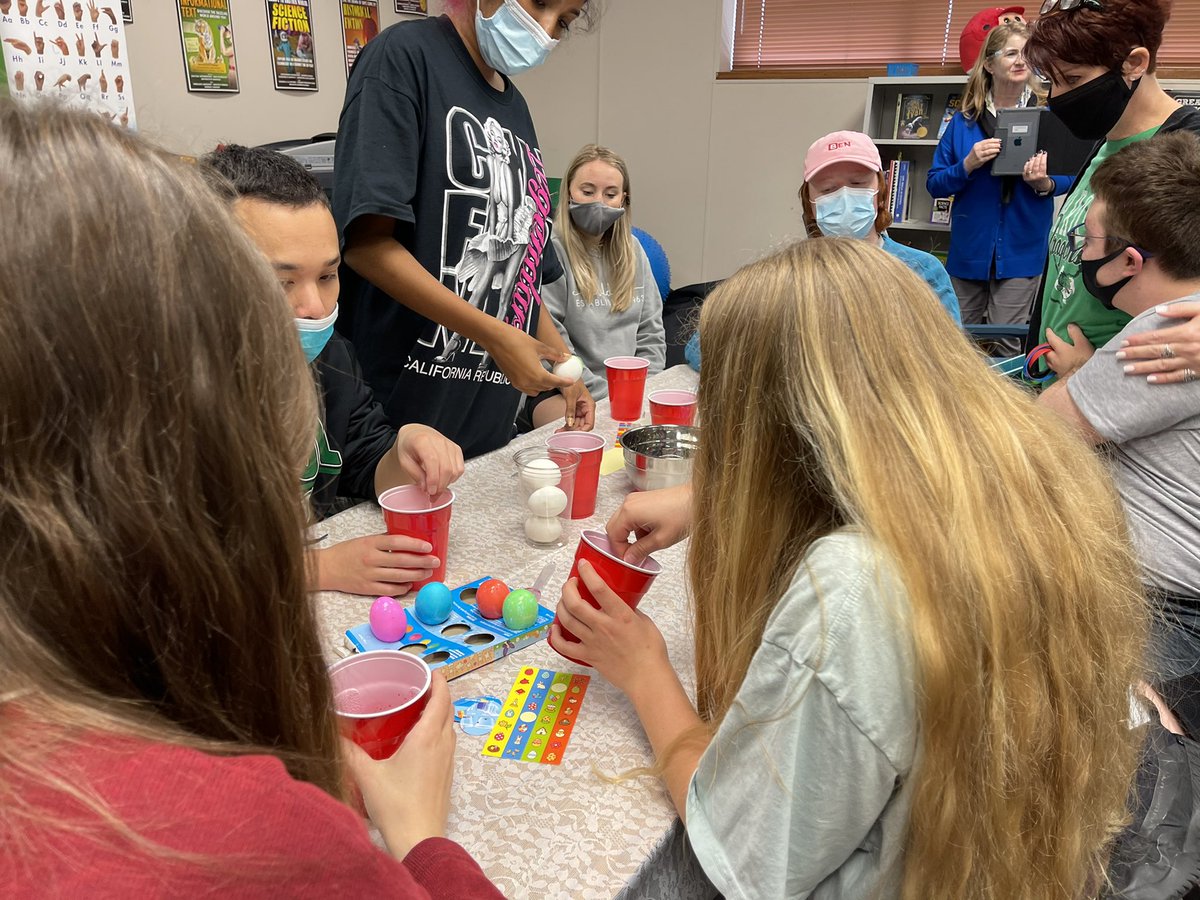 SLC_StuCo's tweet photo. Today, our council had a great time getting ready for Easter by decorating eggs with our friends from the Life Skills class! https://t.co/N2frpadt30