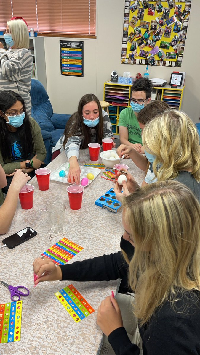 SLC_StuCo's tweet photo. Today, our council had a great time getting ready for Easter by decorating eggs with our friends from the Life Skills class! https://t.co/N2frpadt30