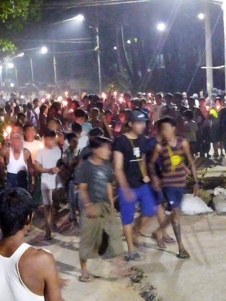 nslwin's tweet photo. Night Protest in Bago.

#WhatsHappeningInMyanmar #Mar31Coup #MilkTeaAlliance #AntiFascistRevolution2021 https://t.co/7V7dJLxdcK