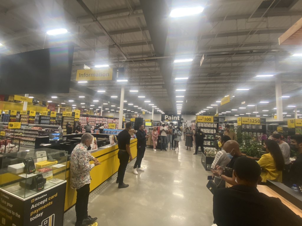TheGuide_Mag's tweet photo. .@BuildersSA and Owen Hannie invited the Guide Team to an exclusive DIY experience 😁 #BuildersMidrand #BuildersDIY https://t.co/XFa9Nsc3jz