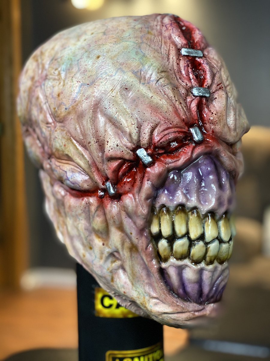 ROEnetwork's tweet photo. Here’s some high res photos of the #RE3 Nemesis mask &amp; stand I got from InkFxTion Studios. 🙌🏻

Video: https://t.co/aH7m4qe88N

#ResidentEvil #ResidentEvil3 https://t.co/6iR8lTDsgI