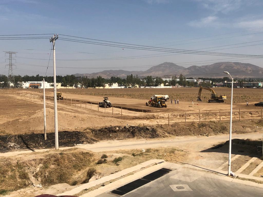 VdaNocturnaGDL's tweet photo. Reportan en #AltusQuintas  @ZapopanGob @InspZapopan hace unos días se preguntó al municipio si había licencia de construcción en ese predio y les dijeron que ninguna y de la noche a la mañana ya están trabajando ahí. @TVAztecaJalisco @PabloLemusN https://t.co/TYdvQAyoqP