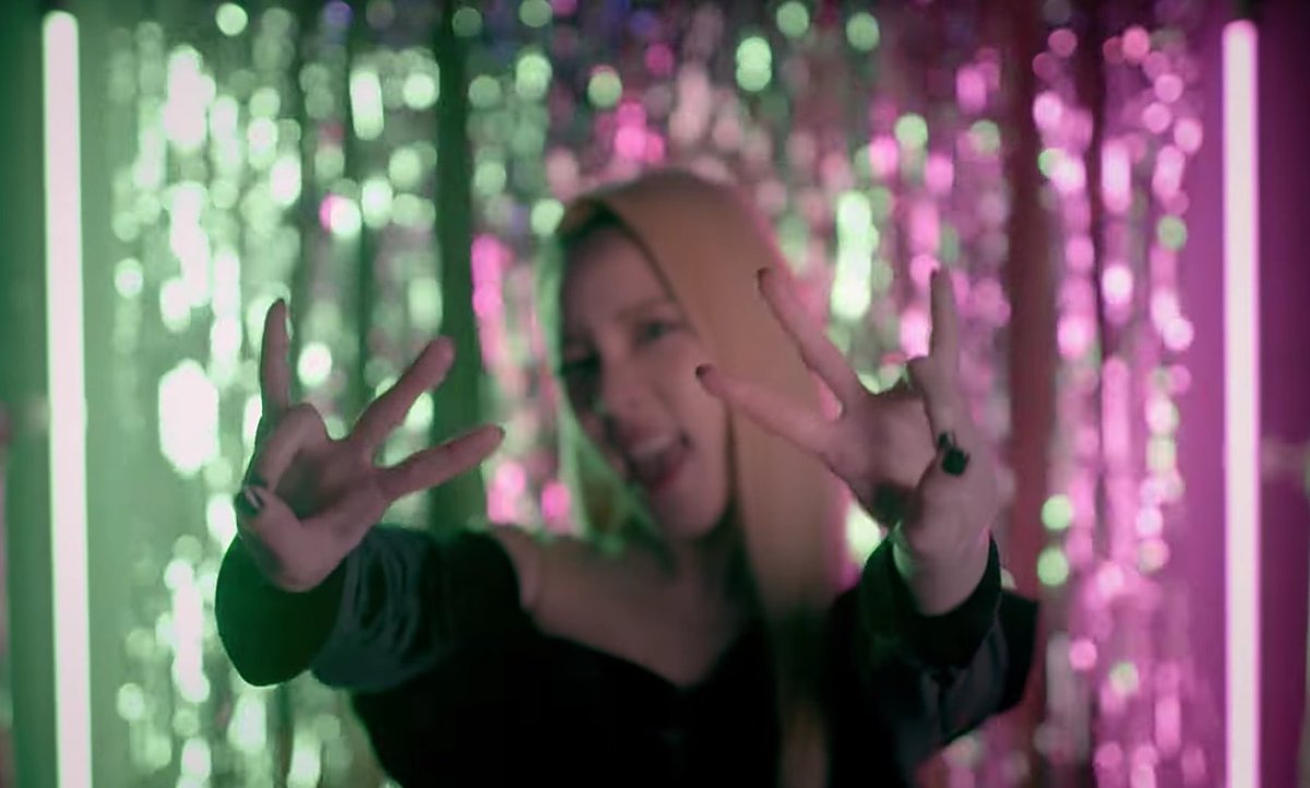 chinaamrqt's tweet photo. Dara doing the 2NE1 handsign! #KpopEvolution https://t.co/GyPOPQKCV6
