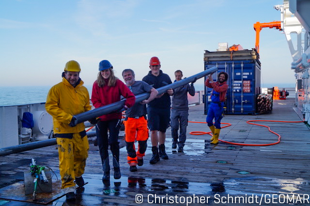 GEOMAR_de's tweet photo. Gestern wurde bei Expedition #MSM99 das Schwerelot in Sichtweite von #Helgoland eingesetzt. Die Sedimentologen Anna Wünsche und Tim Willems untersuchen die Sedimentverteilung und die Korngröße der Sedimente. Richtige Teamarbeit!
@kieluni https://t.co/e5Enj7BhcC