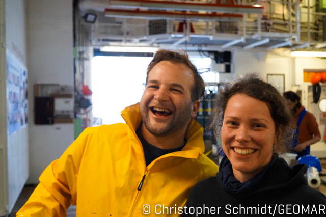 GEOMAR_de's tweet photo. Gestern wurde bei Expedition #MSM99 das Schwerelot in Sichtweite von #Helgoland eingesetzt. Die Sedimentologen Anna Wünsche und Tim Willems untersuchen die Sedimentverteilung und die Korngröße der Sedimente. Richtige Teamarbeit!
@kieluni https://t.co/e5Enj7BhcC