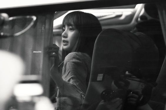 jxmjxon's tweet photo. #LISA #BLACKPINK #리사 #블랙핑크 
#AprilFoolsDay https://t.co/XLHXV4riJw