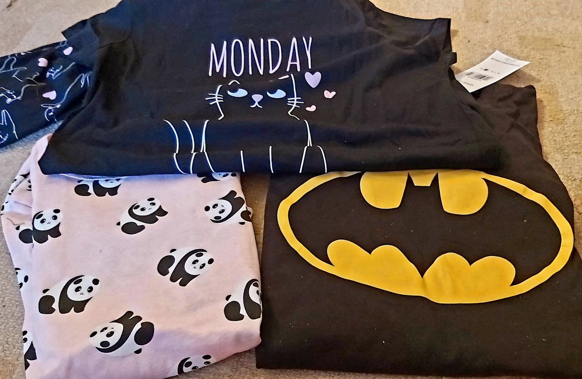 Puncoskka's tweet photo. Shopování 😎 👕👖🧦
Snad ze všech ponožek už mi lezou prsty, malá vyrostla z triček a pyžam, ale všude zavřeno. ⭕
Příjemně překvapil e-shop Sinsay, který balík oblečení doručil 3. den.👍
A kde teď kupujete oblečení Vy?
#obleceni #shopuju #shopping #lockdown #photo #wednesday https://t.co/T4ZdUc4XY5