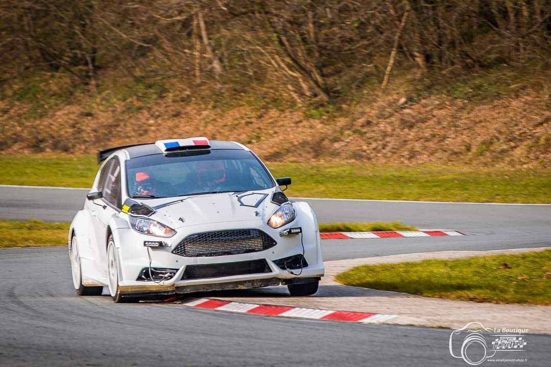 Samouraills's tweet photo. 🇭🇷 Direction Zagreb dans 3 semaines 📅

J'ai la joie de vous annoncer ma participation au Croatia Rally pour la troisième manche du WRC - World Rally Championship aux côtés de Stan Schwab sur sa Fiesta R5 😍😬

5️⃣ème Licence cette année, 1️⃣er WRC ainsi qu'un 1️⃣er rallye en R5 🙈 https://t.co/KpRefXWxPH