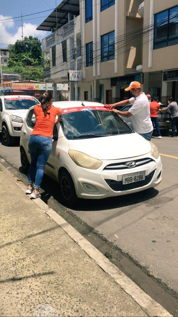 DianaAvellanEc's tweet photo. ¡Cantón Bolívar presente en la segunda vuelta!
Seguimos junto a nuestro equipo de trabajo llevando el mensaje de #Esperanza de @ecuarauz y @rabascallcarlos a cada rincón de mi lindo Manabí. ☝️🧡

#AndresArauzPresidente2021 
#RabascallVicepresidente2021 https://t.co/nAJgIhnIuW