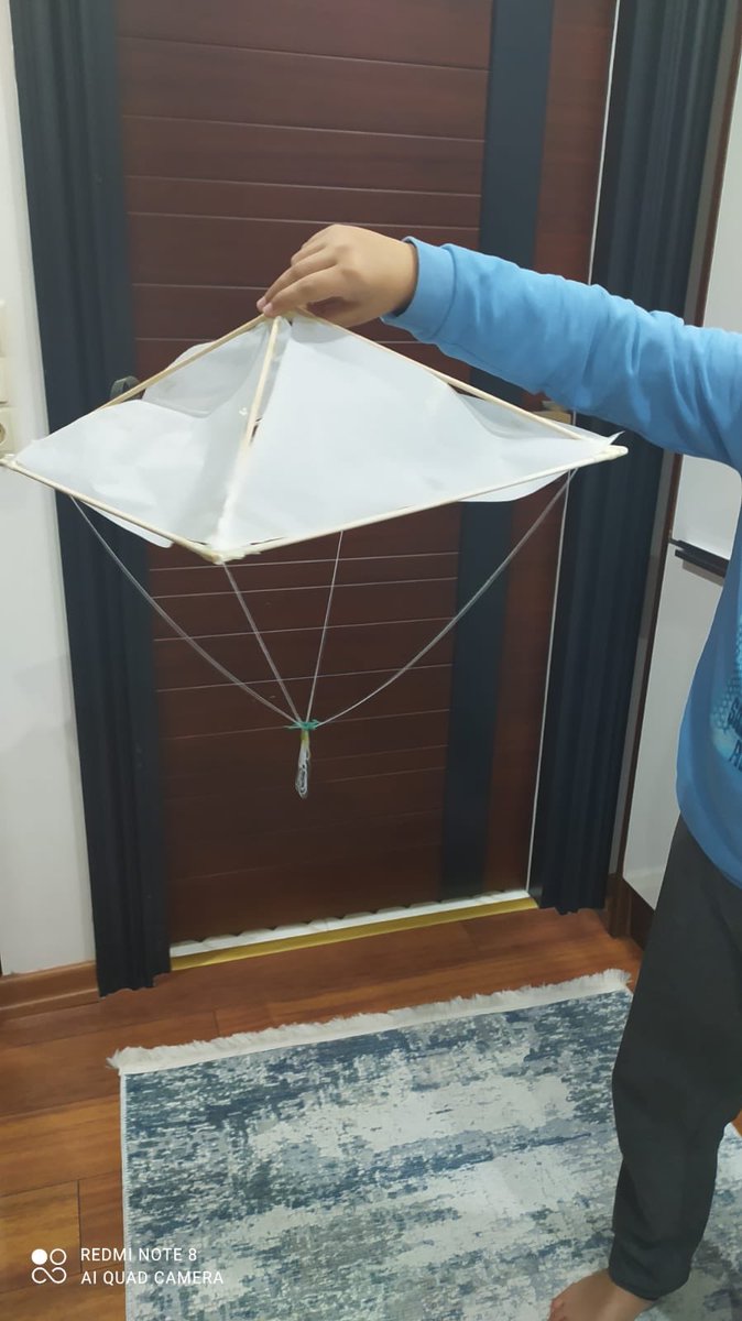 Mersinyenisehi1's tweet photo. Eramus+KA 229 projemizin İtalya 3. gün sanal hareketliliğin sonunda, küçük mühendisler Leonardo Da Vinci'nin paraşütünü yaptı.Öğrencilerimiz paraşütlerini yönetip test ettiler. 🇹🇷 🇸🇪🇷🇴🇮🇪🇱🇻🇮🇹 @ziyaselcuk @yilmaznazif @AdemKoca46 @necmidinc https://t.co/TznnNrONJs