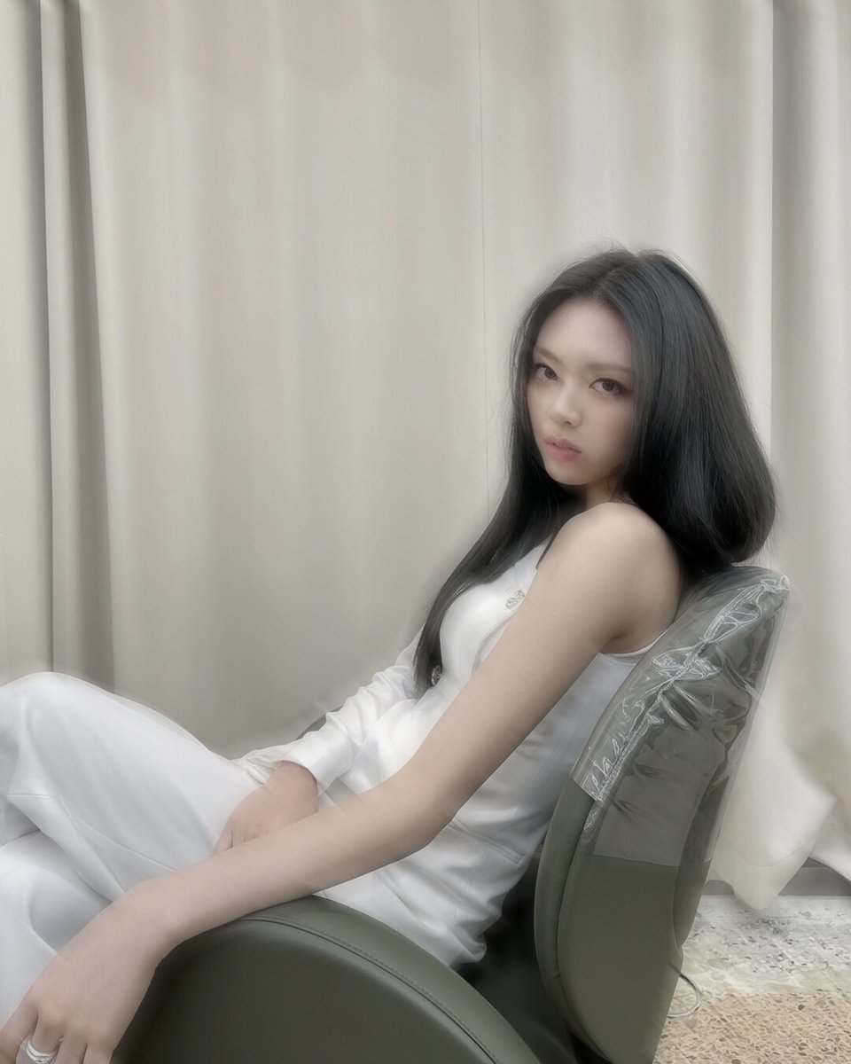 JE0NFOLDER's tweet photo. yuna  shin  from  itzy  ! https://t.co/Ojj7K7BOy9