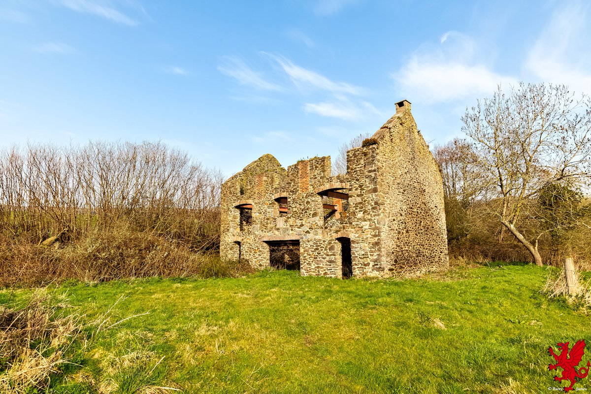 BJRoberts's tweet photo. Gyffin’s 19th century Tallow Candle Factory, on the Henryd Road, supplied miners in local lead mines.  It's been abandoned since WWI years. @Ruth_ITV @kelseyredmore @ItsYourWales @LocalWales @pplscollection @northwalescom @AllThingsCymru @OurWelshLife @nwalessocial #Gyffin #Wales https://t.co/11g8B25O4W
