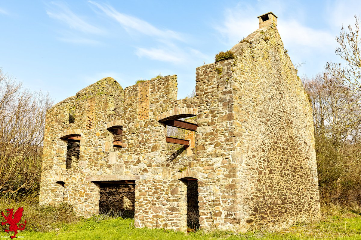 BJRoberts's tweet photo. Gyffin’s 19th century Tallow Candle Factory, on the Henryd Road, supplied miners in local lead mines.  It's been abandoned since WWI years. @Ruth_ITV @kelseyredmore @ItsYourWales @LocalWales @pplscollection @northwalescom @AllThingsCymru @OurWelshLife @nwalessocial #Gyffin #Wales https://t.co/11g8B25O4W