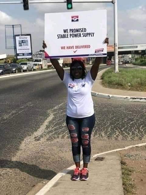 BigDaddyCee7's tweet image. Good Evening To Dis Lady Where She Is Now,Hope She Has Now Regretted For Thinking Abt Her Stomach n Holding This Placard Supporting n Praising Akuffo Addo
#FearAkufoAddo 
#AkufoAddoIsCorrupt
#AkuffoAddoHasFailed
#AkufoAddoIsLyingMachine