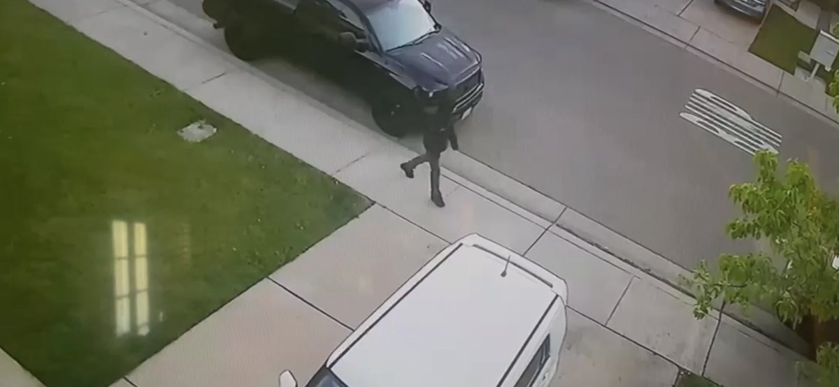 Bryan_Xi01's tweet photo. Lmk if anyone familiar w/ this bum won’t trip off you, only that broke ass mf. Happened in the neighborhood right across from bear creek parking called Bravo the street name is Hepburn 
Lmk If anyone tries to sell you 
SIZE 11 Jordan 11 low cool greys or 
SIZE 11 Yeezy 500 salt https://t.co/rS5nhriUTg