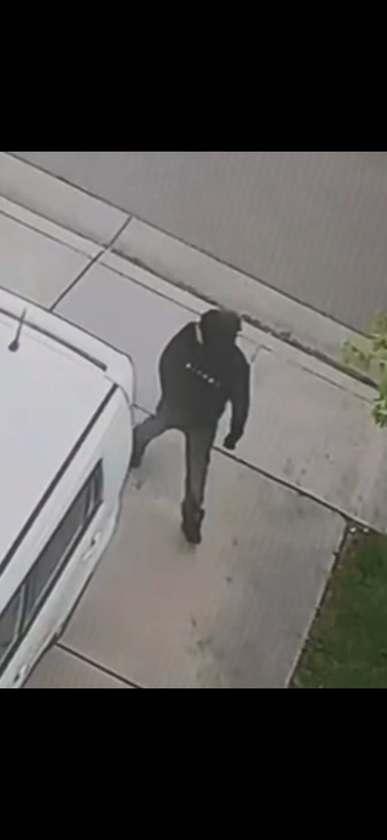 Bryan_Xi01's tweet photo. Lmk if anyone familiar w/ this bum won’t trip off you, only that broke ass mf. Happened in the neighborhood right across from bear creek parking called Bravo the street name is Hepburn 
Lmk If anyone tries to sell you 
SIZE 11 Jordan 11 low cool greys or 
SIZE 11 Yeezy 500 salt https://t.co/rS5nhriUTg