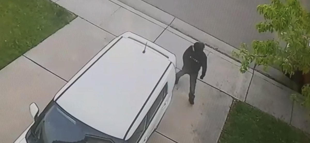 Bryan_Xi01's tweet photo. Lmk if anyone familiar w/ this bum won’t trip off you, only that broke ass mf. Happened in the neighborhood right across from bear creek parking called Bravo the street name is Hepburn 
Lmk If anyone tries to sell you 
SIZE 11 Jordan 11 low cool greys or 
SIZE 11 Yeezy 500 salt https://t.co/rS5nhriUTg