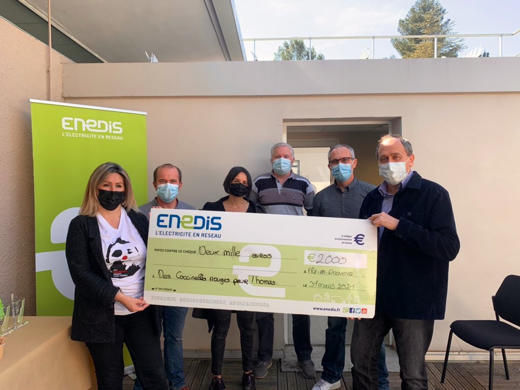 EnedisRegionSud's tweet photo. [solidarité 🤝] Aujourd’hui, notre Directeur Délégué a remis un chèque de 2000€ à la fondatrice de l’association #DesCoccinellesRougesPourThomas 🐞

Un grand bravo 👏 pour l’engagement de nos salariés qui ont participé à ce challenge collectif, sportif ⛹️ et #solidaire #RSE https://t.co/6EmmcX8Ol8