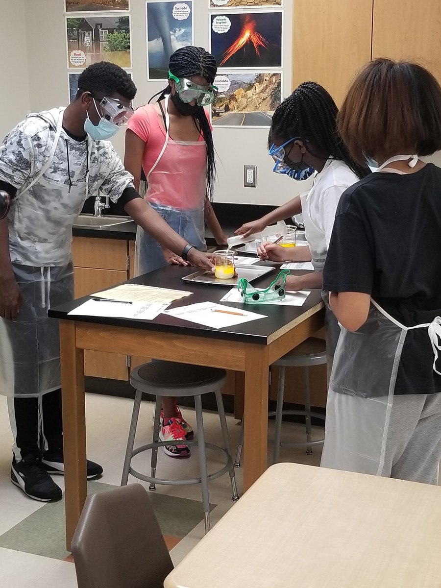 RodeoPalms's tweet photo. Great things going on in Ms. Blanton's science classroom. Students are getting to explore with hands-on experiments! #razorbacks #RodeoPalms #sciencerocks https://t.co/UzC7VYUB8f
